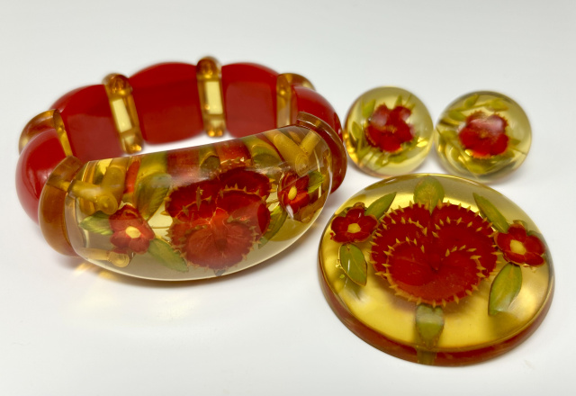 BB603 vintage applejuice reverse carved pansy & leaves 3 pc set, stretchy bracelet, brooch & screw b